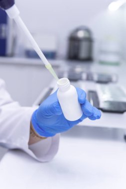 Laboratuvarda çalışan damlalı bir bilim adamı. Tıbbi konsept. Corona virüsü salgını konsepti. Virüs tedavisi ilacının geliştirilmesi.