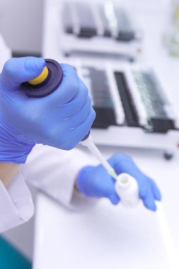 Laboratuvarda çalışan damlalı bir bilim adamı. Tıbbi konsept. Corona virüsü salgını konsepti. Virüs tedavisi ilacının geliştirilmesi.