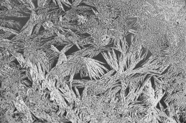 Camdaki buz dokusu, donmuş bir pencerenin buzlu yüzeyi, arka plan, mavi monokrom..