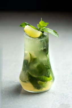 Mojito kireç ve highball cam gri taş zemin üzerine nane kokteyli .