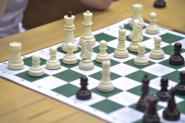 Satranç tahtasındaki satranç taşlarını yakından çek