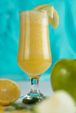 Taze meyvenin doğal suyu. Lezzetli ve sağlıklı bir içecek.