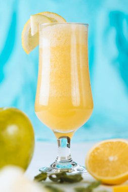 Taze meyvenin doğal suyu. Lezzetli ve sağlıklı bir içecek.