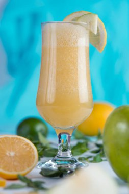 Taze meyvenin doğal suyu. Lezzetli ve sağlıklı bir içecek.