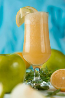 Taze meyvenin doğal suyu. Lezzetli ve sağlıklı bir içecek.