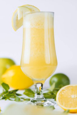 Taze meyvenin doğal suyu. Lezzetli ve sağlıklı bir içecek.