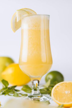 Taze meyvenin doğal suyu. Lezzetli ve sağlıklı bir içecek.