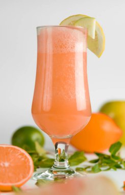 Taze meyvenin doğal suyu. Lezzetli ve sağlıklı bir içecek.