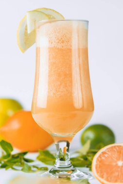 Taze meyvenin doğal suyu. Lezzetli ve sağlıklı bir içecek.