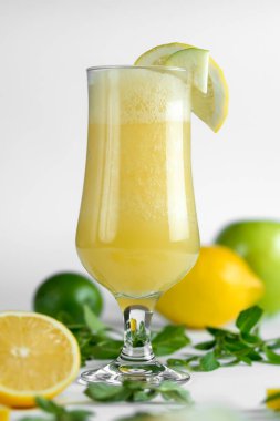 Taze meyvenin doğal suyu. Lezzetli ve sağlıklı bir içecek.