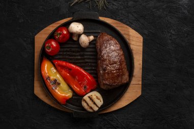 Baharatlı ve sebzeli ızgara domuz eti.