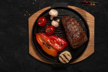 Baharatlı ve sebzeli ızgara domuz eti.