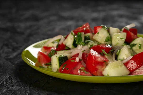 Gros Plan Salade Aux Tomates Aux Concombres Sur Fond Noir — Photo