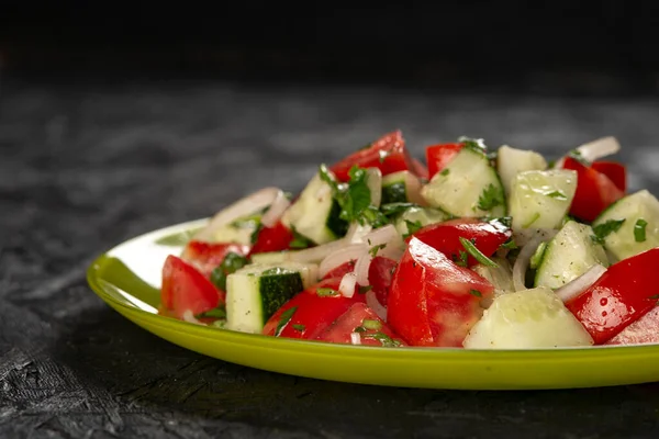 Gros Plan Salade Aux Tomates Aux Concombres Sur Fond Noir — Photo