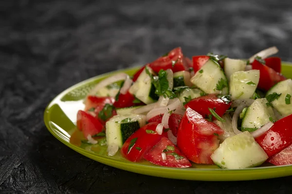 Domatesli Siyah Salatalı Yakın Plan Salata — Stok fotoğraf