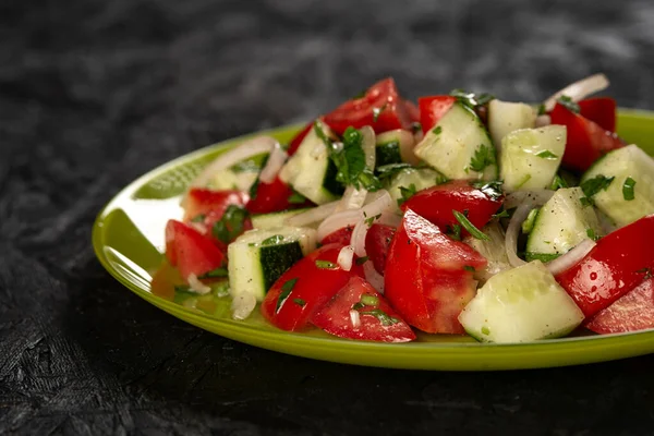Domatesli Siyah Salatalı Yakın Plan Salata — Stok fotoğraf