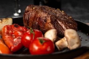 Baharatlı ve sebzeli ızgara domuz eti.