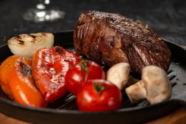 Baharatlı ve sebzeli ızgara domuz eti.