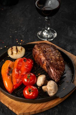 Baharatlı ve sebzeli ızgara domuz eti.