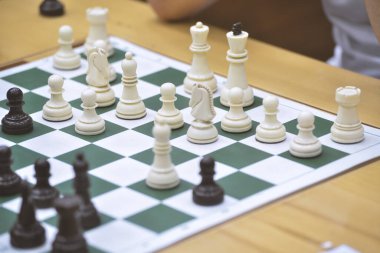 Satranç tahtasındaki satranç taşlarını yakından çek