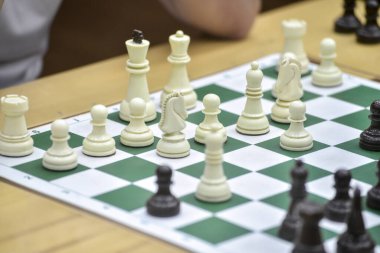 Satranç tahtasındaki satranç taşlarını yakından çek