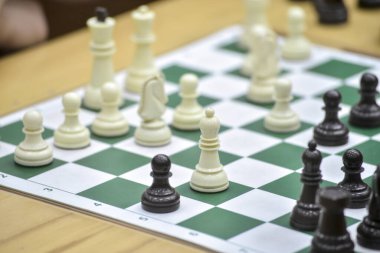 Satranç tahtasındaki satranç taşlarını yakından çek