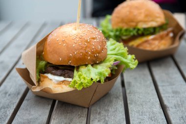 Marul, peynir, soğan içeren lezzetli taze burger