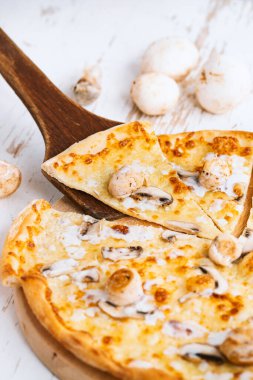 Şampiyon ve tavuk filetosu olan taze ve lezzetli bir pizza.