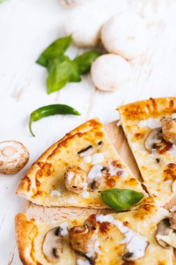 Şampiyon ve tavuk filetosu olan taze ve lezzetli bir pizza.