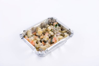 Olivier salatası alüminyum tepside servis edilir.