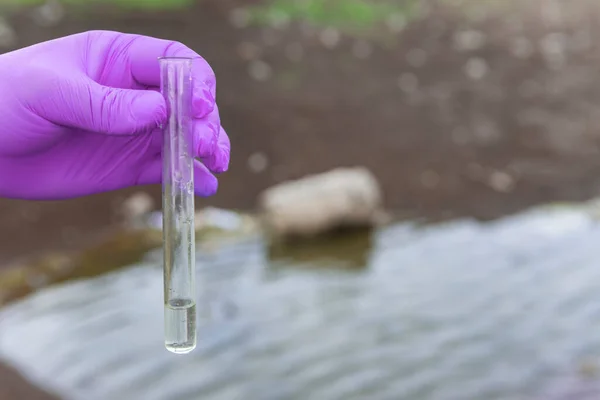 Una Muestra Agua Del Río Mano Guante Recoge Agua Tubo — Foto de Stock