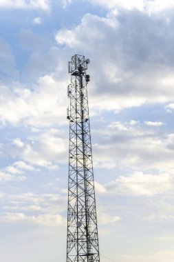 Telekomünikasyon kulesi antenli mavi gökyüzü bulutlu