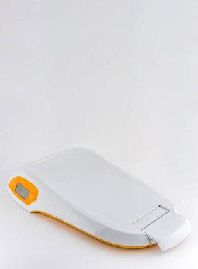 Beyaz zemin üzerinde yükseklik ölçer ile Yeni Doğanlar için akıllı ölçekler