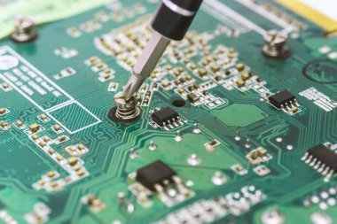 Beyaz arkaplanda işlemci olan araç