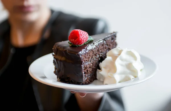 Mujer Mostrando Pastel Chocolate Con Crema Batida Fondo Desenfocado — Foto de Stock