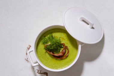 Brokolili krema çorbası ve ızgara pastırma çiçeği.