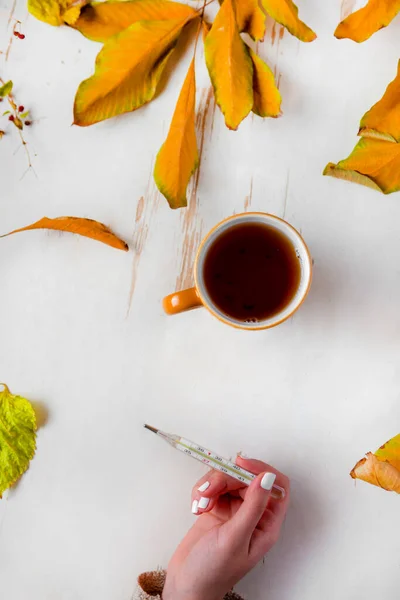 Vue Dessus Des Mains Féminines Tenant Une Tasse Thé Thermomètre — Photo