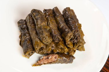 Dolma yığını - kıymalı üzüm yaprakları.