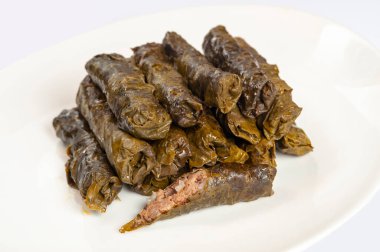 Dolma yığını - kıymalı üzüm yaprakları.