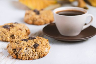 Çikolatalı bisküvilerle servis edilen kahve.