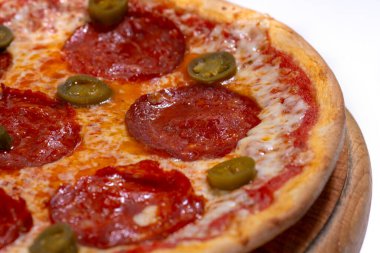 Biberli ve biberli pizza yakın plan.