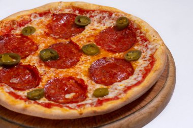 Biberli ve biberli pizza yakın plan.