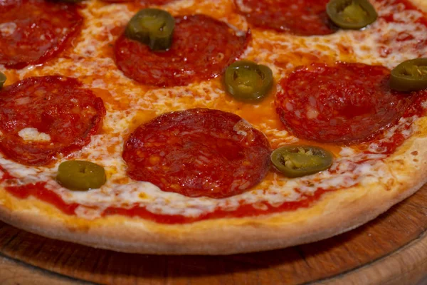 Biberli ve biberli pizza yakın plan.