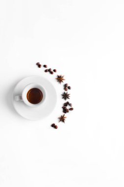 Bir fincan kahve, beyaz arka planda kahve çekirdekleri. Bir fincan espresso. Süper manzara.