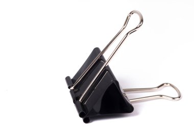 Siyah metal klasör klipleri beyaz arkaplanda izole edildi