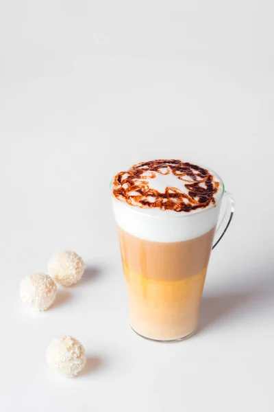 Tejeskávé Vagy Latte Macchiato Üveg Fehér Alapon Olasz Kávé Tejjel — Stock Fotó