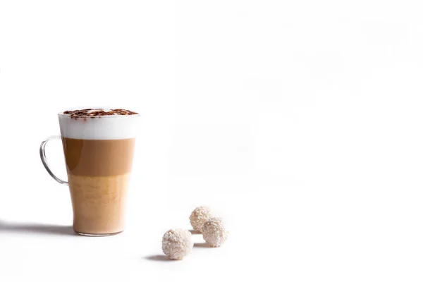 Latte Macchiato Dalam Gelas Tinggi Dengan Latar Belakang Putih Kopi — Stok Foto