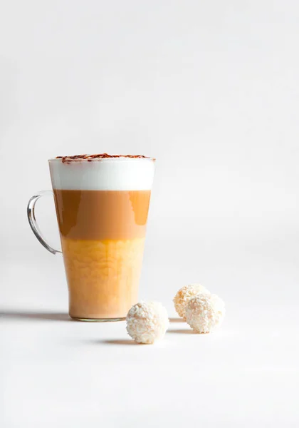 Cafe Latte Macchiato Geschichteter Kaffee Auf Weißem Hintergrund — Stockfoto