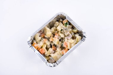 Olivier salatası alüminyum tepside servis edilir.