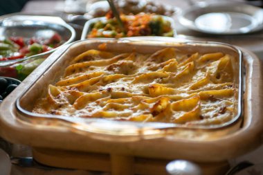 Pişmiş sebzeler tepsilerde servis edilir, ev yapımı sıcak yemekler..